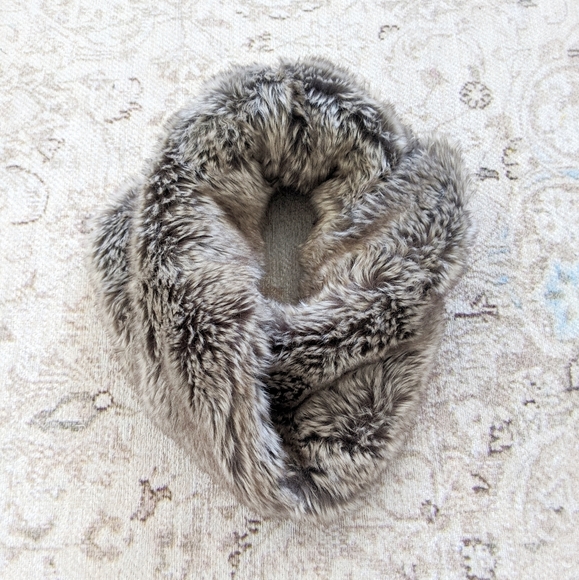 H&M Elegant Faux Fur Circle Winter Scarf - Picture 1 of 4